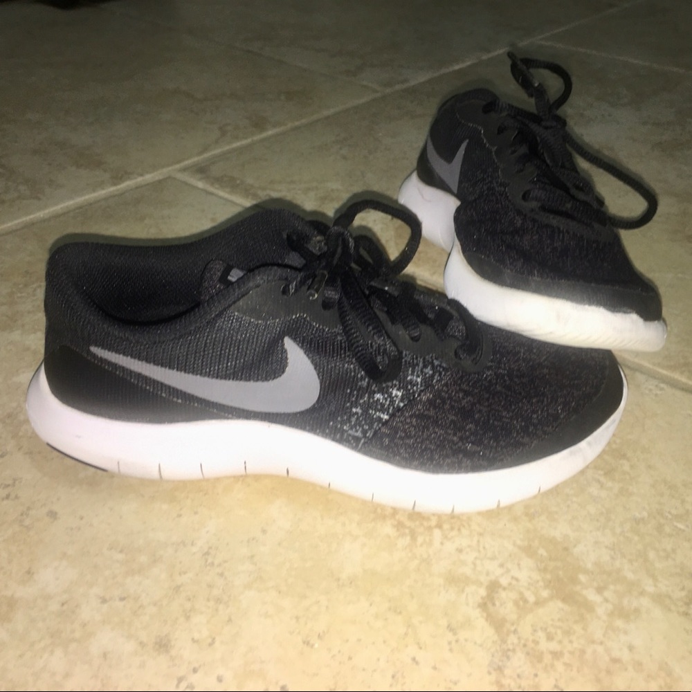 Nike flex contact girls shoe. Sz 4Y black & white